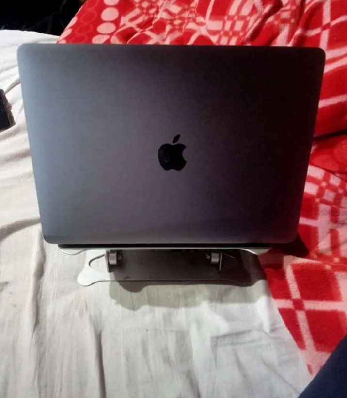 Apple MacBook