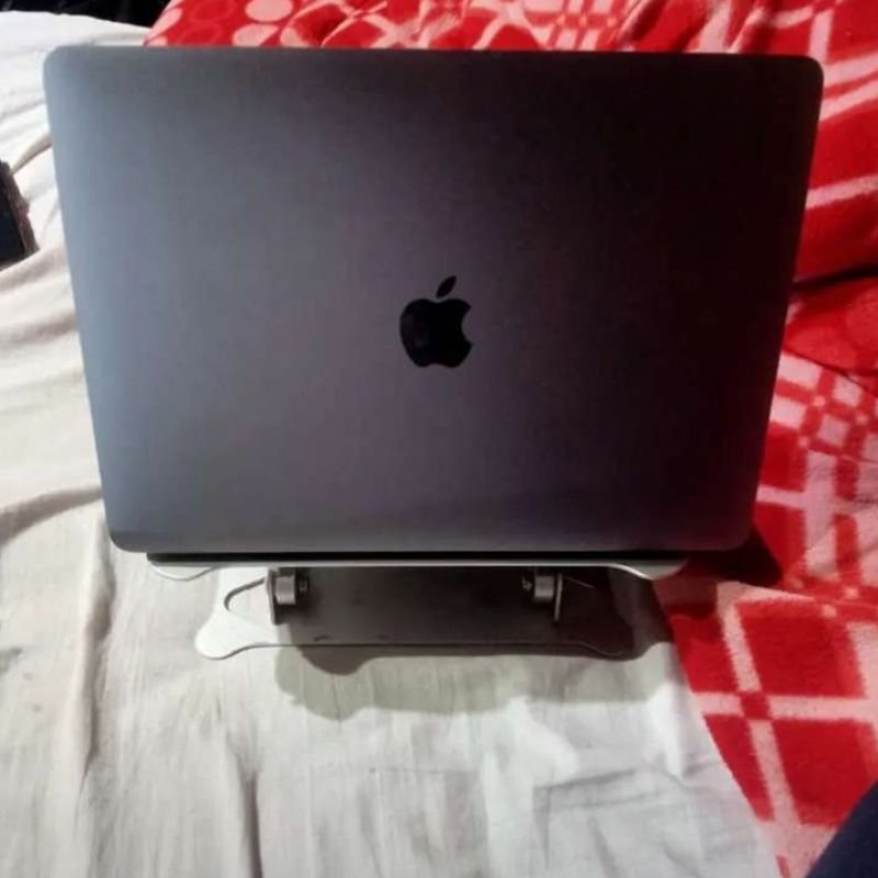 Apple MacBook